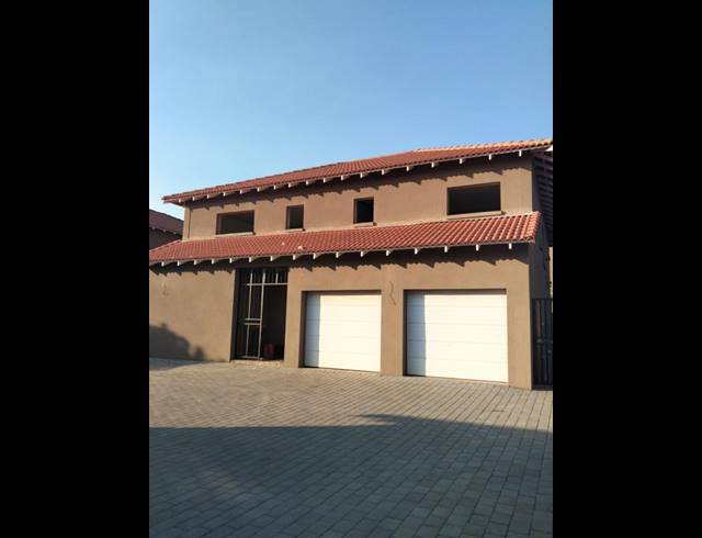 5 BEDROOM HOUSE FOR SALE IN FOURWAYS